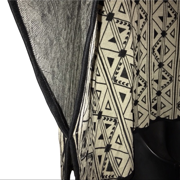 I’m in love with Derek Tribal Print Shawl Coverup - Picture 4 of 7